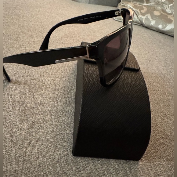 Prada sunglasses and case - Picture 2 of 8